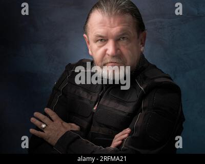 Ein erwachsener Mann trägt Biker-Kleidung Stockfoto