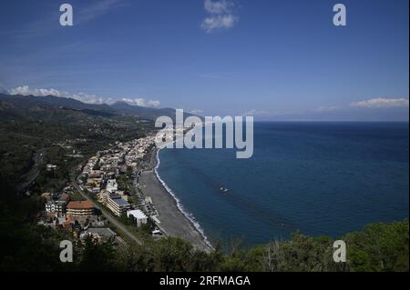 Landschaft mit Panoramablick auf Sant' Alessio Siculo, eine Küstenstadt in Sizilien, Italien. Stockfoto