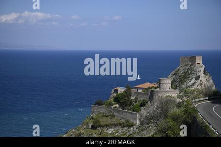 Landschaft mit Panoramablick auf Castello di Sant' Alessio Siculo, eine befestigte Burg und historisches Wahrzeichen in der Provinz Messina, Sizilien Italien. Stockfoto