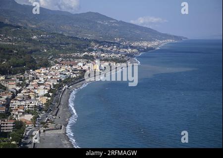 Landschaft mit Panoramablick auf Sant' Alessio Siculo, eine Küstenstadt in Sizilien, Italien. Stockfoto