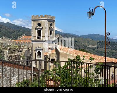 Landschaft mit malerischem Blick auf den Glockenturm des Chiesa di San Nicolò im Siculo-normannischen Stil in Savoca Sizilien, Italien. Stockfoto