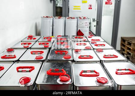 Brennbare Flüssigkeit in einem Metallkanister in einem Lagerraum, Forschungskonzept, Umgang mit gefährlichen Substanzen Stockfoto