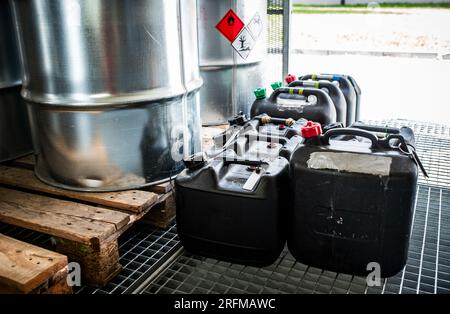 Kunststoffbehälter mit chemischen Abfällen aus Labors, Abfallbewirtschaftungskonzept Stockfoto