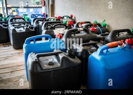 Kunststoffbehälter mit chemischen Abfällen aus Labors, Abfallbewirtschaftungskonzept Stockfoto