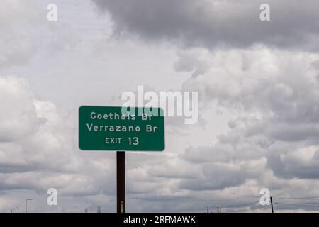 ausschilderung zur Ausfahrt 13 auf der New Jersey Turnpike I95 zur Goethals Bridge und Verrazano Bridge über die I278 und Staten Island Stockfoto