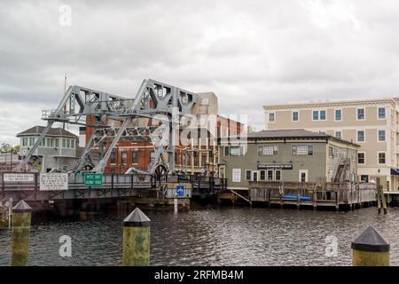 Mystic, CT - 4. Mai 2023: Blick auf die Mystic River Bascule Bridge von der Seite mit den zwei 230 Tonnen schweren Kontergewichten mit Betonfüllung. Stockfoto