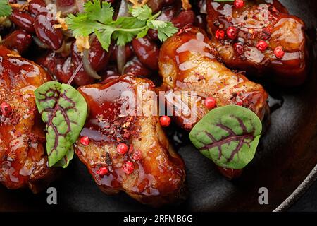 Gebratene Schweinerippchen mit Ketchup und Kräutern. Nahaufnahme Stockfoto