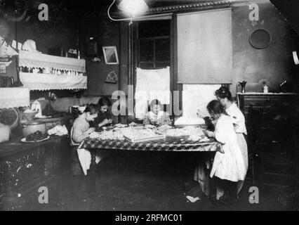 Nacht Szene. 19:30 Uhr Januar 29., 1912. Die Veilchen, und sie arbeiten oft später. Pollinni Familie; 5 Carmine St., NEW YORK, das Leben in einem Mietshaus. Stockfoto