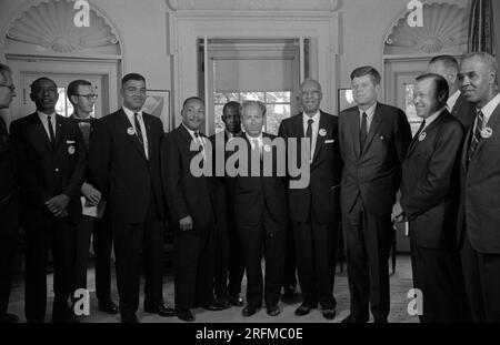 Bürgerrechtsführer treffen sich mit Präsident John F. Kennedy im ovalen Büro des Weißen Hauses nach dem Marsch auf Washington D.C. Fotografien (von links nach rechts): Willard Wirtz (Arbeitsminister); Floyd McKissick (CORE); Mathew Ahmann (Nationale katholische Konferenz für zwischenstaatliche Gerechtigkeit); Whitney Young (Nationale Stadtliga); Martin Luther King; Jr. (SCLC); John Lewis (SNCC); Rabbi Joachim Prinz (amerikanischer jüdischer Kongress); A. Philip Randolph Reverend Eugene Carson Blake teilweise hinter sich; Präsident John F. Kennedy; Walter Reuther (labour Leader); mit Vizepräsident Lynd Stockfoto