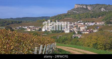 Frankreich, Saône-et-Loire (71), Solutré-Pouilly, le Village et la roche de Solutré vue depuis le vignoble Pouilly-Fuissé / Frankreich, Saône-et-Loire Solutré-Pouilly, das Dorf und der Felsen von Solutré aus dem Weinberg Pouilly-Fuissé Stockfoto