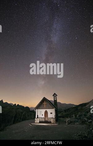 Italien, Auronzo di Cadore, Kapelle, Cappella degli Alpini, Tre Cime di Lavaredo, Milchstraße Stockfoto