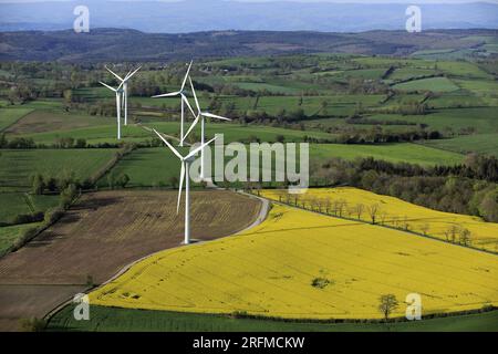 Frankreich, Aveyron (12), Windpark auf dem Aveyron-Plateau und blühendes Rapsfeld (Luftbild) Stockfoto