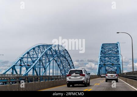 Tonawanda, New York - 31. Juli 2022: Fahrt auf Grand Island über den Niagara River auf der I190 auf der South Grand Island Bridge Stockfoto