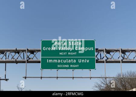 Nehmen Sie die Abfahrt in Berwyn, Pennsylvania auf der US202 South, um zum Penn State Great Valley Campus und zur Immaculata University zu gelangen Stockfoto