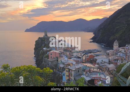 Italien, Vernazza, das klassifizierte Dorf der Cinque Terre bei Sonnenuntergang Stockfoto