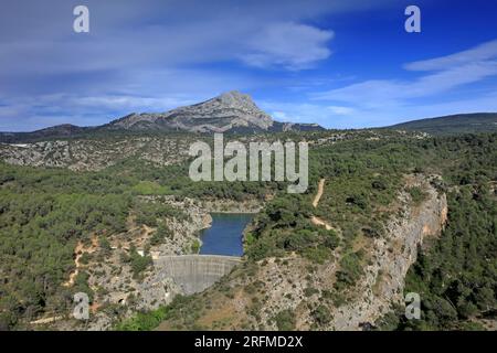 Frankreich, Departement Bouches-du-Rhône, Le Tholonet, Staudamm, Lac Zola (See), Montagne Sainte-Victoire Stockfoto