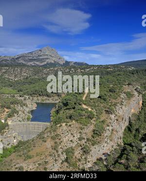 Frankreich, Departement Bouches-du-Rhône, Le Tholonet, Staudamm, Lac Zola (See), Montagne Sainte-Victoire Stockfoto