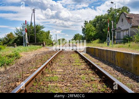 Verlassener Bahnhof mit Lichtschranke und Schienen in Ungarn Stockfoto