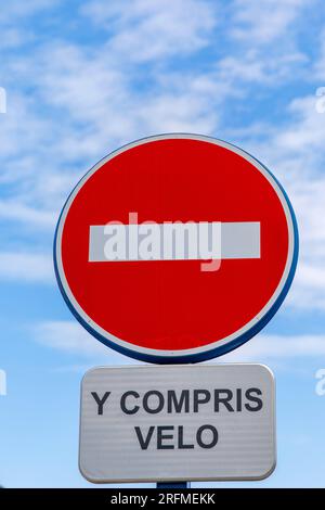 Frankreich, Region Hauts de France, Somme, Baie de Somme, Le Crotoy, rue de la Porte du Pont, Einbahnverkehr einschließlich Fahrrädern, Stockfoto