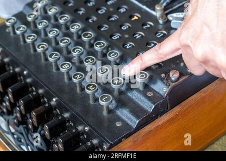 Enigma, die deutsche Chiffriermaschine, die für den Versand von Nachrichten im 2. Weltkrieg entwickelt wurde Stockfoto