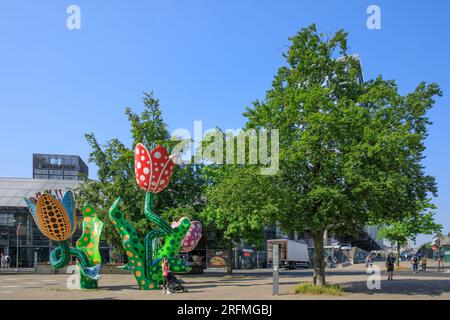 Frankreich, Region Hauts-de-France, Departement Nord, Lille, Geschäftsviertel Euralille Place Francois Mitterrand, öffentliche Skulptur des japanischen Künstlers Yayoi Kusama, „Tulipes de Shangri-La“ Stockfoto