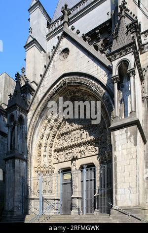 Frankreich, Region Hauts-de-France, Departement Nord, Lille, Place Gilleson, Kathedrale von Lille (Basilika Notre Dame de la Treille) eine römisch-katholische Kirche und Basilika Stockfoto