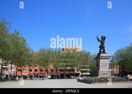 Frankreich, Region Hauts-de-France, Departement Nord, Dünkirchen, Place Jean Bart, Statue des holländischen Marinekommandanten Jean Bart, entworfen vom französischen Bildhauer David d'Angers Stockfoto