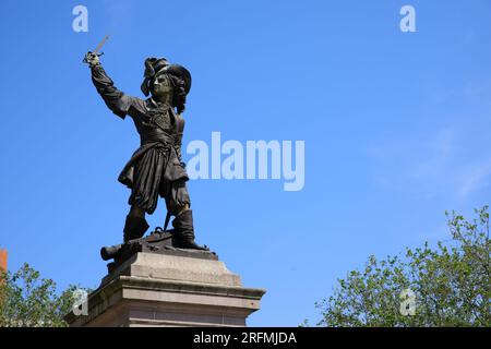Frankreich, Region Hauts-de-France, Departement Nord, Dünkirchen, Place Jean Bart, Statue des holländischen Marinekommandanten Jean Bart, entworfen vom französischen Bildhauer David d'Angers Stockfoto