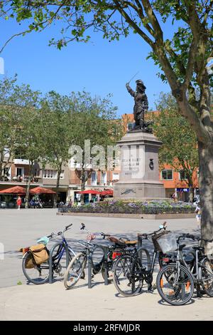 Frankreich, Region Hauts-de-France, Departement Nord, Dünkirchen, Place Jean Bart, Statue des holländischen Marinekommandanten Jean Bart, entworfen vom französischen Bildhauer David d'Angers Stockfoto