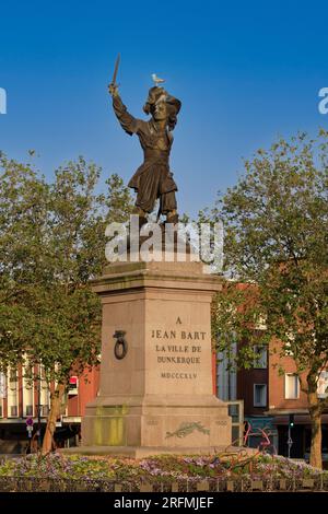 Frankreich, Region Hauts-de-France, Departement Nord, Dünkirchen, Place Jean Bart, Statue des holländischen Marinekommandanten Jean Bart, entworfen vom französischen Bildhauer David d'Angers Stockfoto