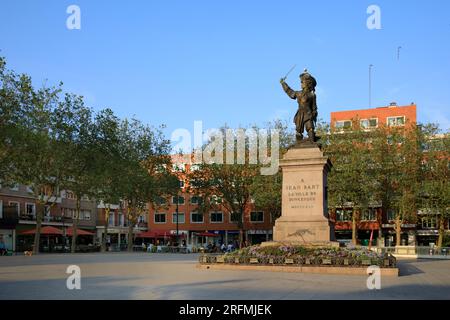 Frankreich, Region Hauts-de-France, Departement Nord, Dünkirchen, Place Jean Bart, Statue des holländischen Marinekommandanten Jean Bart, entworfen vom französischen Bildhauer David d'Angers Stockfoto