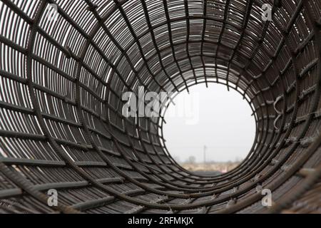 Bündel verstärkter Bauteile auf einer Baustelle Stockfoto