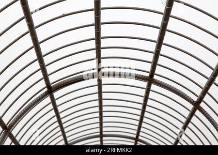 Bündel verstärkter Bauteile auf einer Baustelle Stockfoto