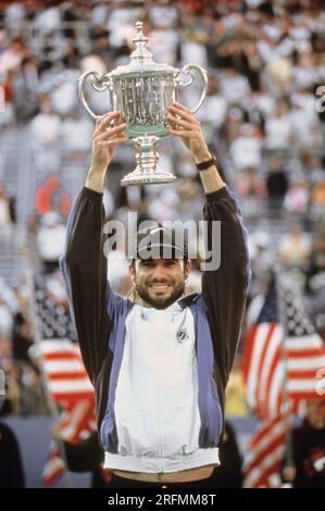 Der amerikanische Tennisspieler Andre Agassi, Gewinner der US Open gegen den deutschen Spieler Michael Stich. New York, 11. September 1994 Stockfoto