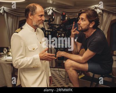 Dreieck der Traurigkeit Jahr : 2022 Schweden / VK / Frankreich Regisseur : Ruben Östlund Woody Harrelson, Ruben Östlund Schießbild Stockfoto