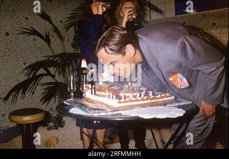 Der französische Fernsehmoderator Thierry Ardisson feiert seinen Geburtstag mit einem Kuchen, der die Bildhauerei seiner Sendung „Bains de minuit“ trägt. 5. Januar 1988 Stockfoto