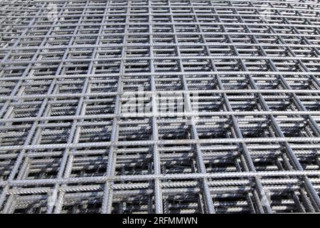 Bündel verstärkter Bauteile auf einer Baustelle Stockfoto