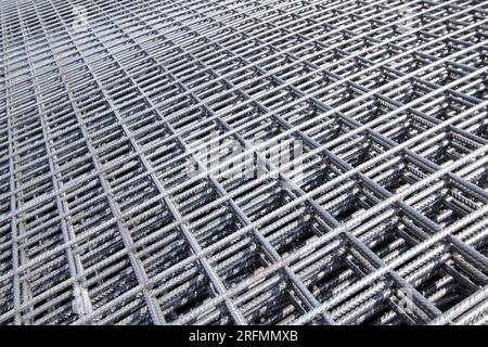 Bündel verstärkter Bauteile auf einer Baustelle Stockfoto