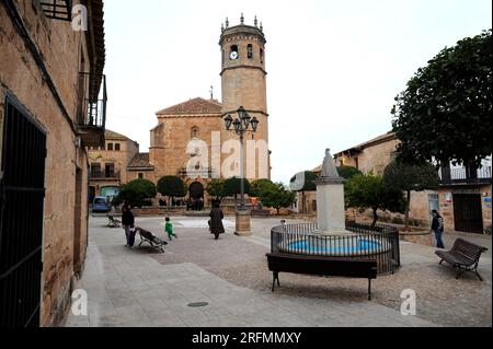 Plaza de la Constitucion und Iglesia de San Mateo (Baños de la Encina). Provinz Jaen, Andalusien, Spanien. Stockfoto