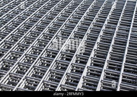 Bündel verstärkter Bauteile auf einer Baustelle Stockfoto