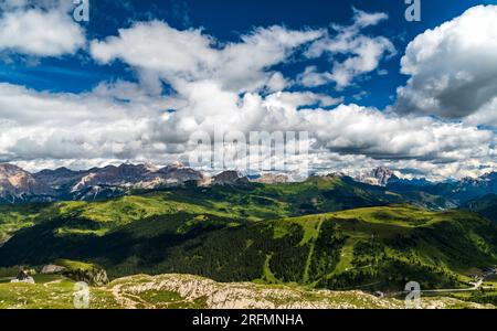 Wunderschöne Aussicht vom Wanderweg über dem Boe See in den Dolomiten während des Sommernachmittags mit blauem Himmel und Wolken Stockfoto