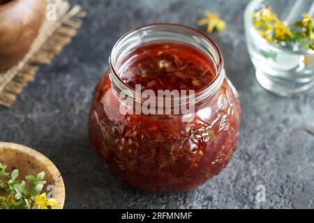 Herstellung von heilendem Kräuteröl aus frischen St. Johanniskraut blüht Stockfoto