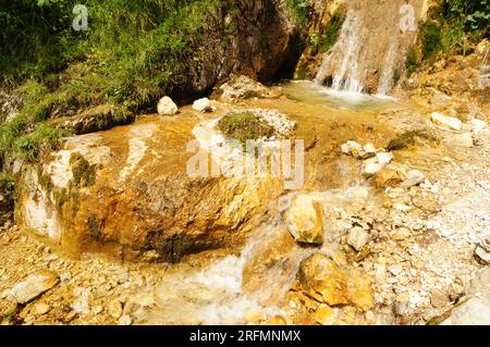 Fangen Sie den Wasserfall bei Achenkirch, Österreich, an einem sonnigen Tag ein Stockfoto
