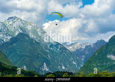 Para-Gleitschirmtauchen in Bovec Slowenien zwischen den Bergen. Stockfoto