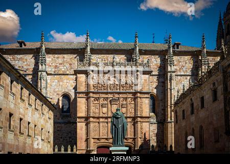 Beeindruckender Blick vom Patio de las Escuelas auf die Fassade der Universität von Salamanca, Castilla y Len, mit der Skulptur von Fray Luis de Leon Stockfoto