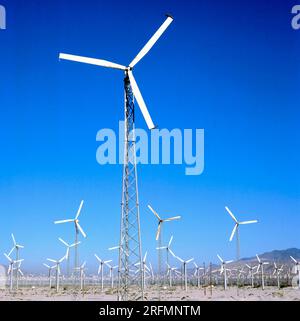 Windmühlen Turbinen für die Stromerzeugung, Palm Sprigs, Kalifornien. Einfach saubere Energie. Das Foto wird aus dem öffentlichen Bereich aufgenommen. Stockfoto