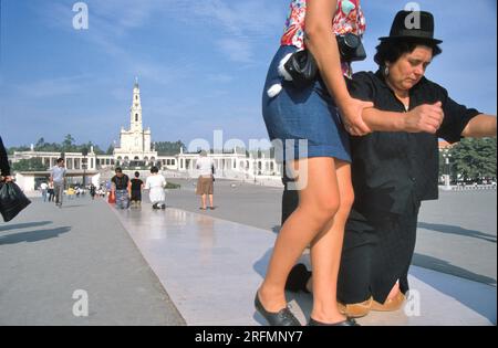 Fatima, Portugal - 21. Mai 2019: Schrein von Fatima. Pilgrim erfüllt seine Buße und verspricht auf den Knien entlang des Gebetsbereiches zur Kapelle von T. Stockfoto