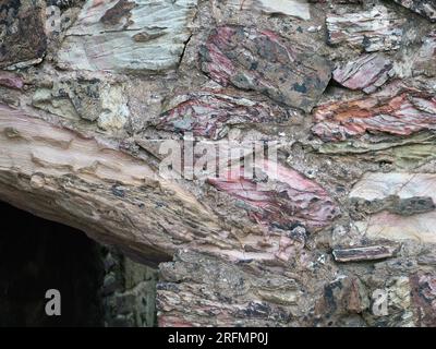 Die richtigen Farben im Felsen, die beim Bau des Wheal Coates Motorenhauses auf der Klippe mit Blick auf das Meer in St. Agnes in Cornwall verwendet wurden. Stockfoto