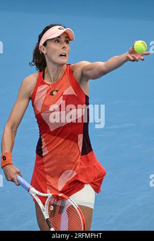 Prag, Tschechische Republik. 04. Aug. 2023. Alize Cornet von Frankreich bedient Tamara Korpatsch von Deutschland während ihres Spiels beim WTA Prague Open 2023 Tennis Turnier, Viertelfinale, am 4. August 2023 in Prag, Tschechische Republik. Kredit: Michal Kamaryt/CTK Photo/Alamy Live News Stockfoto