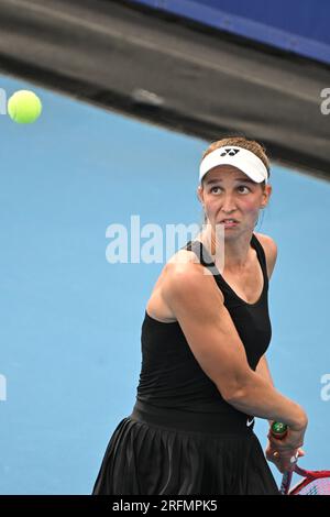 Prag, Tschechische Republik. 04. Aug. 2023. Tamara Korpatsch von Deutschland gibt einen Ball an Alize Cornet von Frankreich zurück während ihres Spiels beim WTA Prague Open 2023 Tennis Turnier, Quarterfinal, am 4. August 2023 in Prag, Tschechische Republik. Kredit: Michal Kamaryt/CTK Photo/Alamy Live News Stockfoto